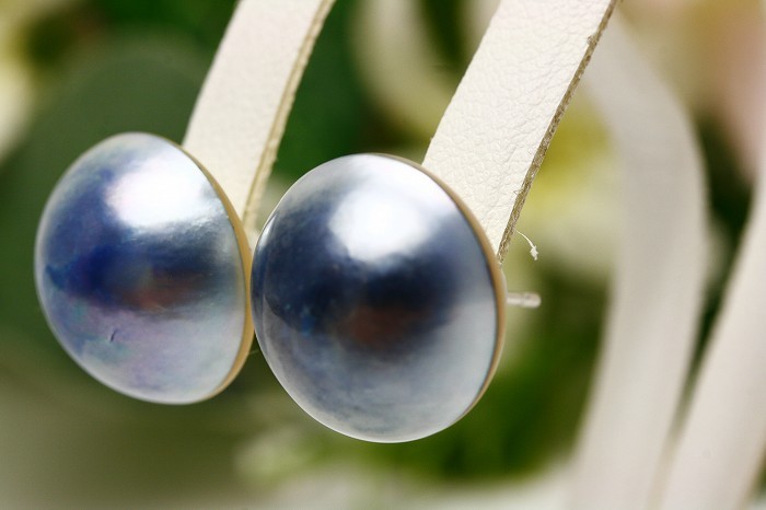 【湖面を彷佛とさせる青の色彩】マベ真珠ピアス